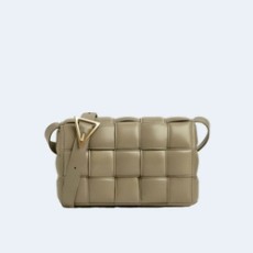 보테가 베네타 토프 패디드 카세트백